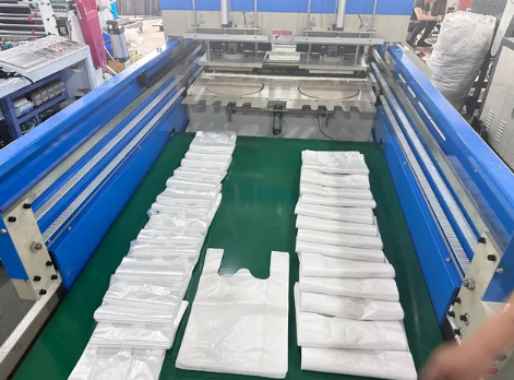High-speed T-shirt bag making machine with heat sealing and heat cutting - Product Image