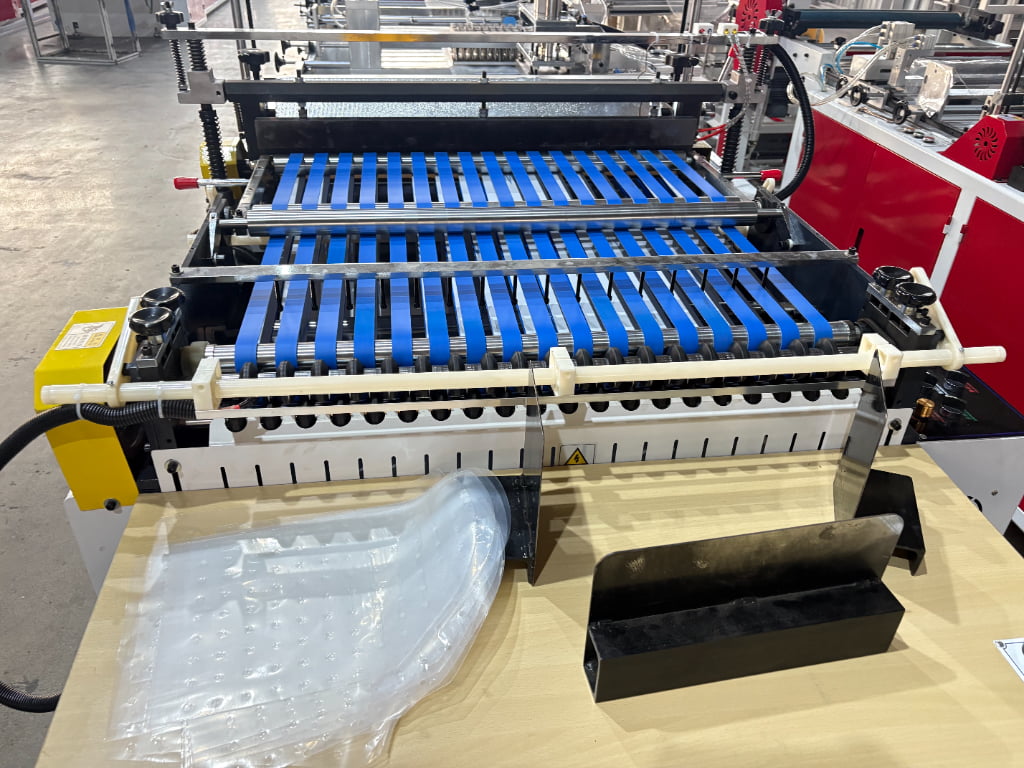 Semi-circular Perforated Irregular Bag Making Machine | Thermal Cutting BOPP OPP PE Bag Producer - Product Image