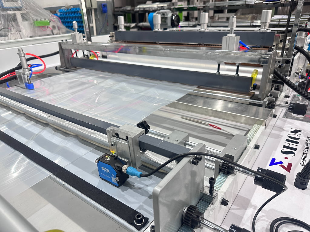 Non-stretch Heavy-duty Bag Making Machine | LDPE Flat/Garment/Vacuum Bag Producer - Product Image