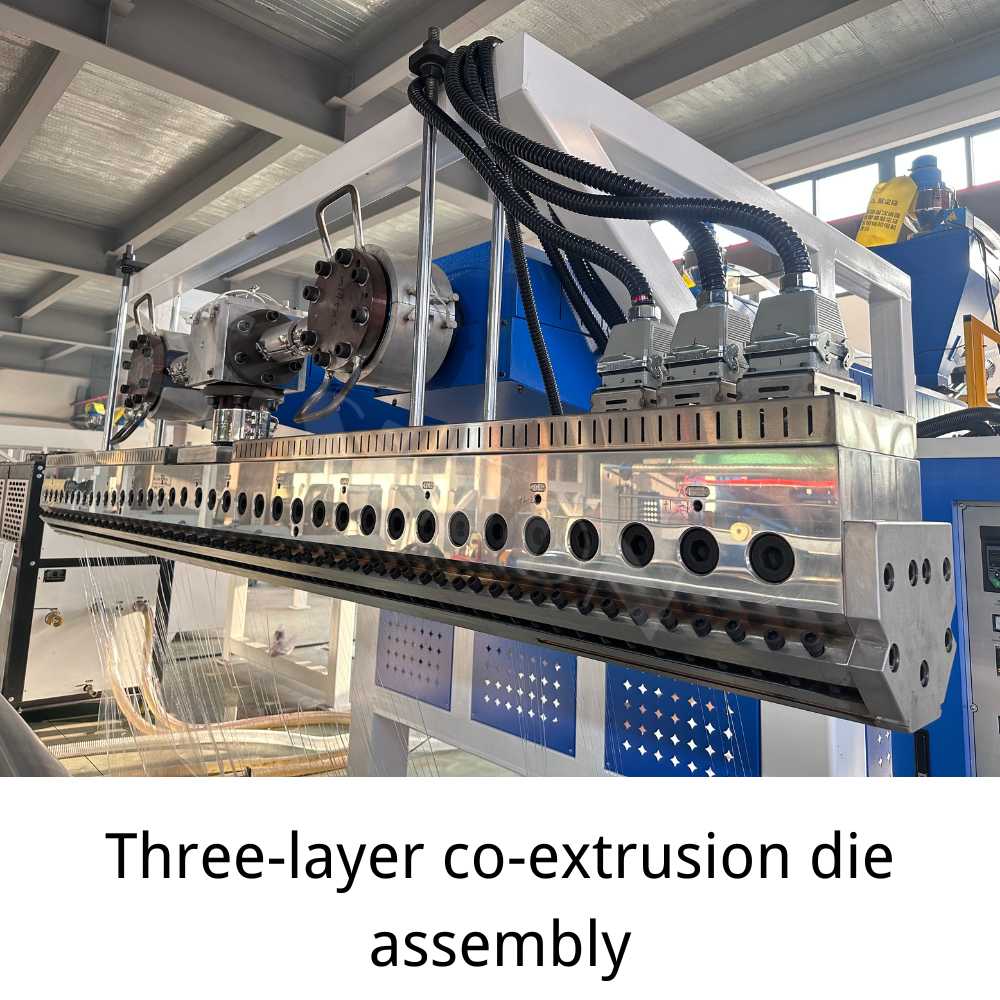 Three-layer co-extrusion dieassembly
